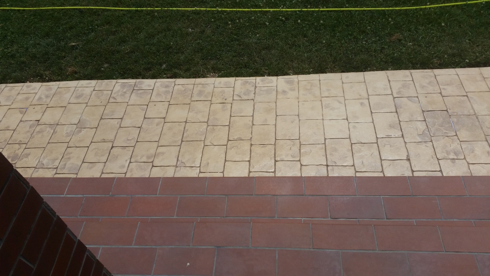 Cum se întreține betonul amprentat? Curățare, lăcuire și reparații